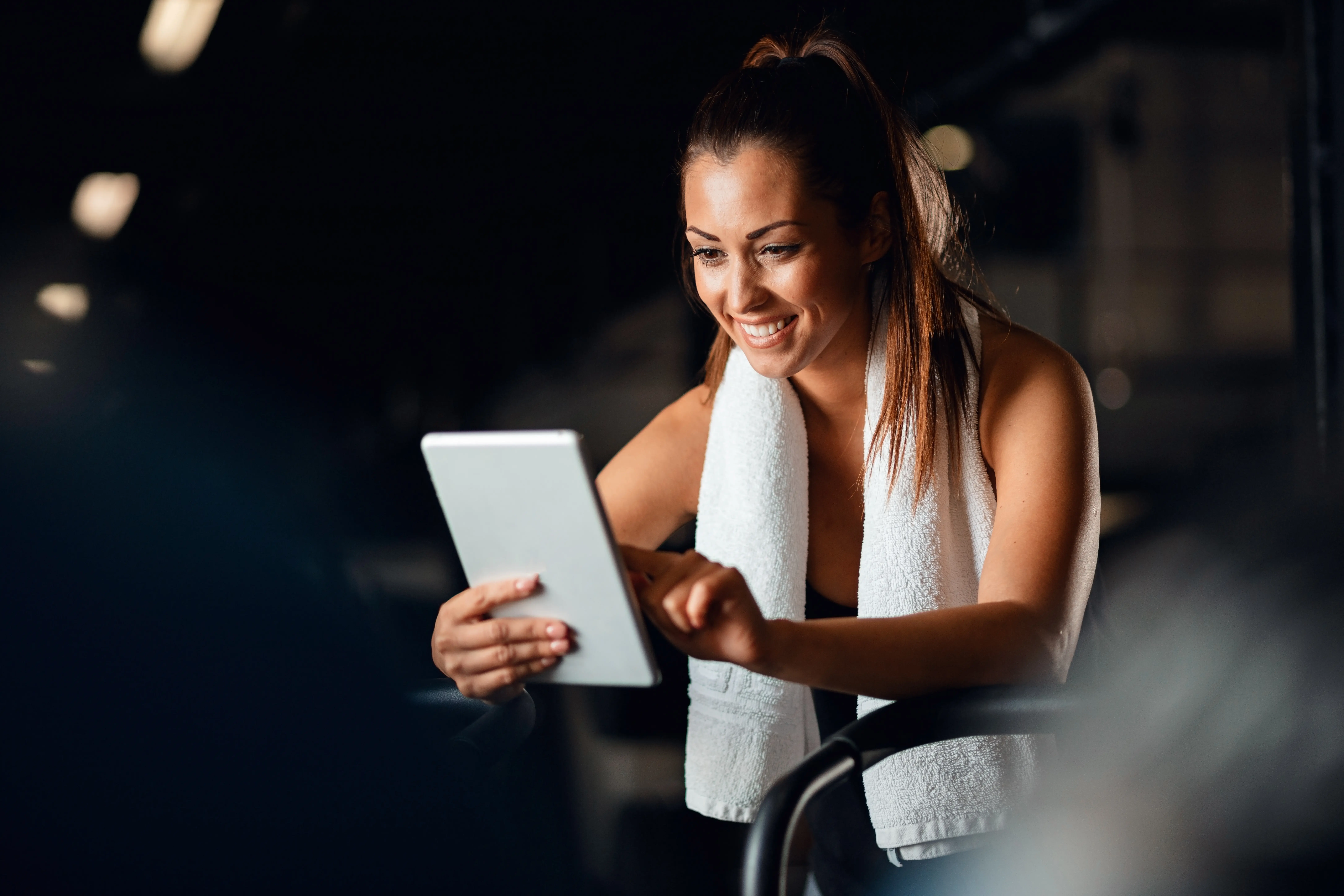 athlet using tablet during gym class seo for gyms